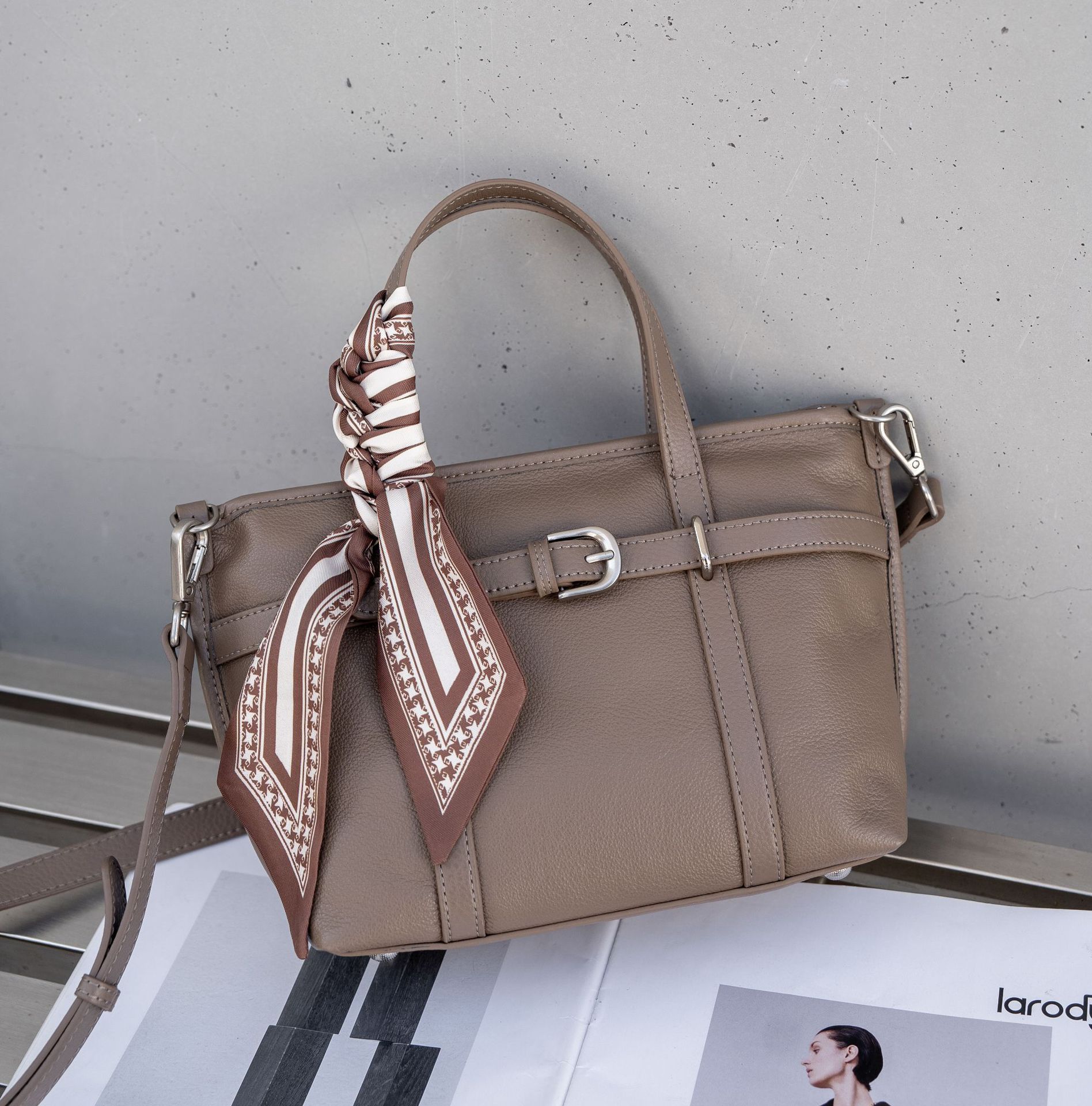 

The First Layer Of Cowhide Natural Drop Pattern Women S Bag, One Shoulder Crossbody Women S Bag, Fashionable High-End, Large-Capacity Soft Leather хаки