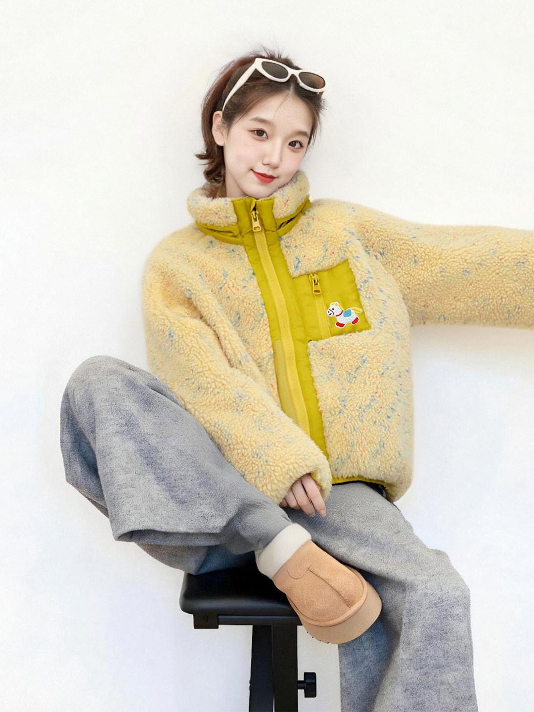 Желтое короткое женское пальто из плюшевого экологичного флиса под овчину с воротником-стойкой Small жёлтый