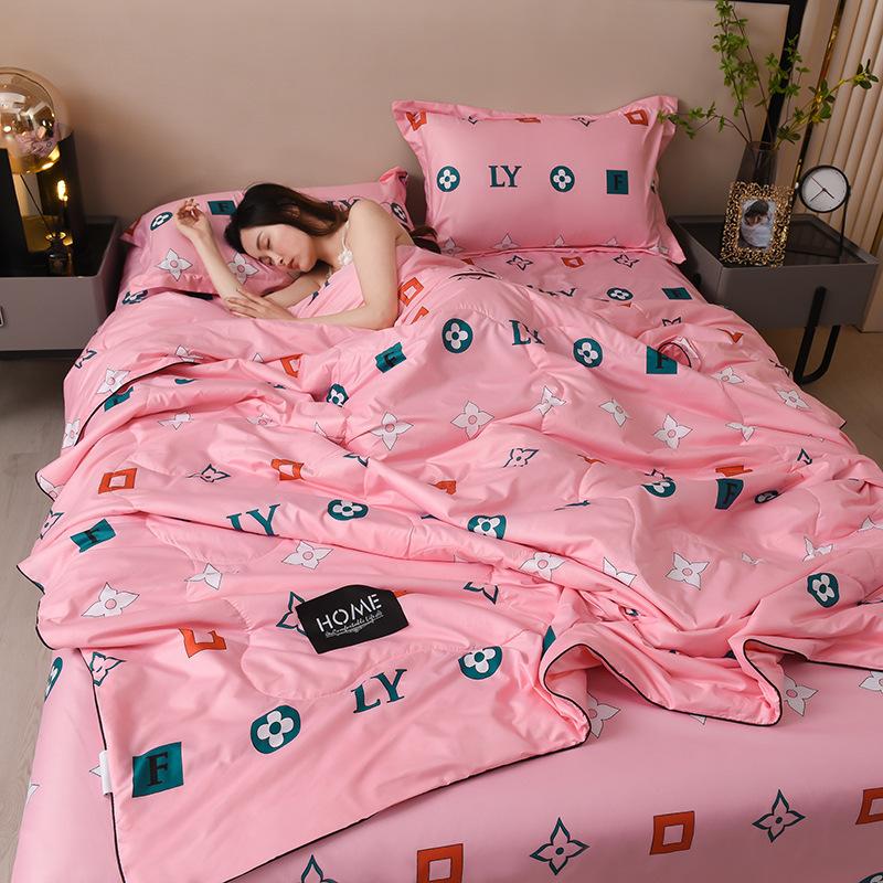 Luxury Summer Quilts Soft Emulation Silk Satin Quilted Quilt Machine Washable Air-conditioning Comforter Bedspread Thin Blanket