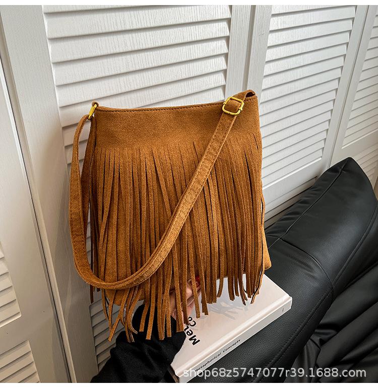 2025 new American bohemian fringed messenger bag retro matte texture bucket shoulder bag commuter women's bag