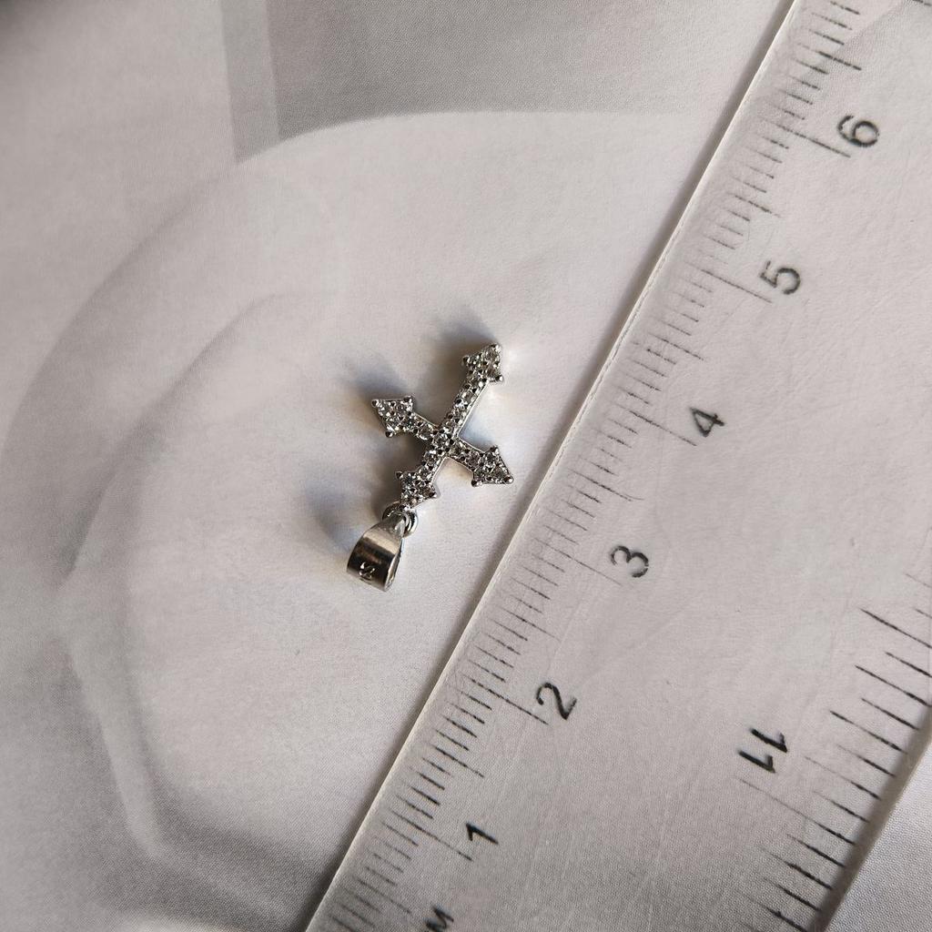 Серебряный крестик с фианитами (2192947)