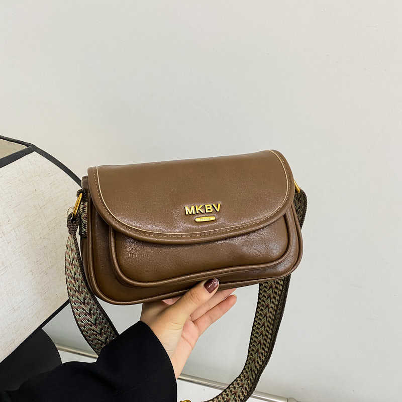 

2025 autumn new Korean casual retro soft leather texture small square bag simple commuter solid color women s armpit bag коричневый