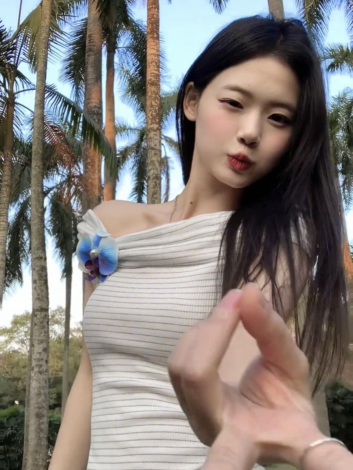 

Летняя футболка с цветочным принтом в корейском стиле на одно плечо, приталенного силуэта для женщин M