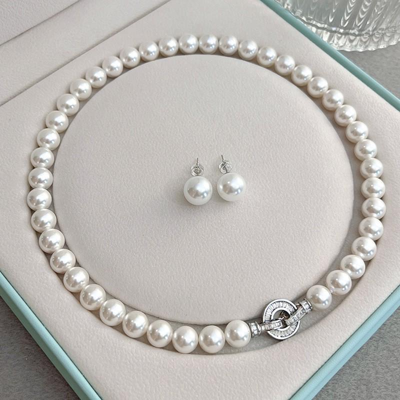 Elegant French Vintage Style Freshwater Pearl Necklace Women 8mm Or 10mm Round Pendant Gold-Plated Copper Clasp Lightweight