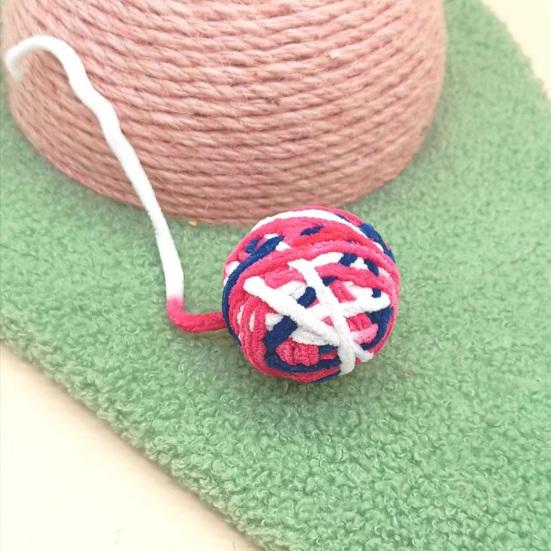 Interaktywna zabawka dla kota w kształcie kuli z dzwonkiem, odporna na zadrapania, zabawna, interaktywna, pluszowa, jasna