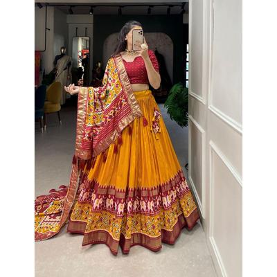 Lehenga Choli : Découvrez un lehenga en soie Tussar parfaitement assorti, idéal pour les fêtes et qui sublimera votre look.