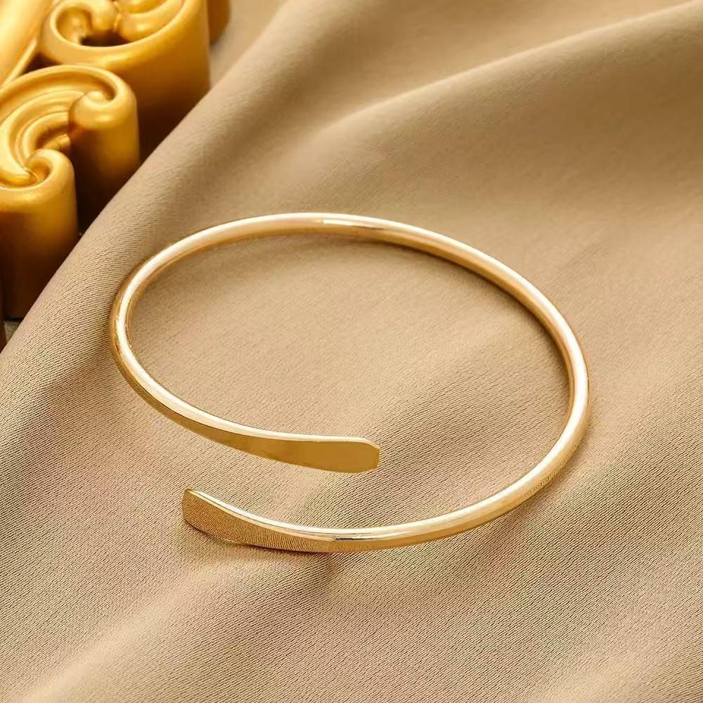 

European and American supply, flattened single-layer bracelet ring at both ends, golden opening adjustable bracelet temperament elegant jewelry золотой