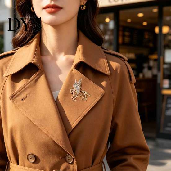 Alloy Brooch Accessory Rhinestone Flying Horse Brooch, Hollow Winged Lapel Pin for Men Jewelry Women, Decorative Badge Clothes Bag Hat Scarf Suits