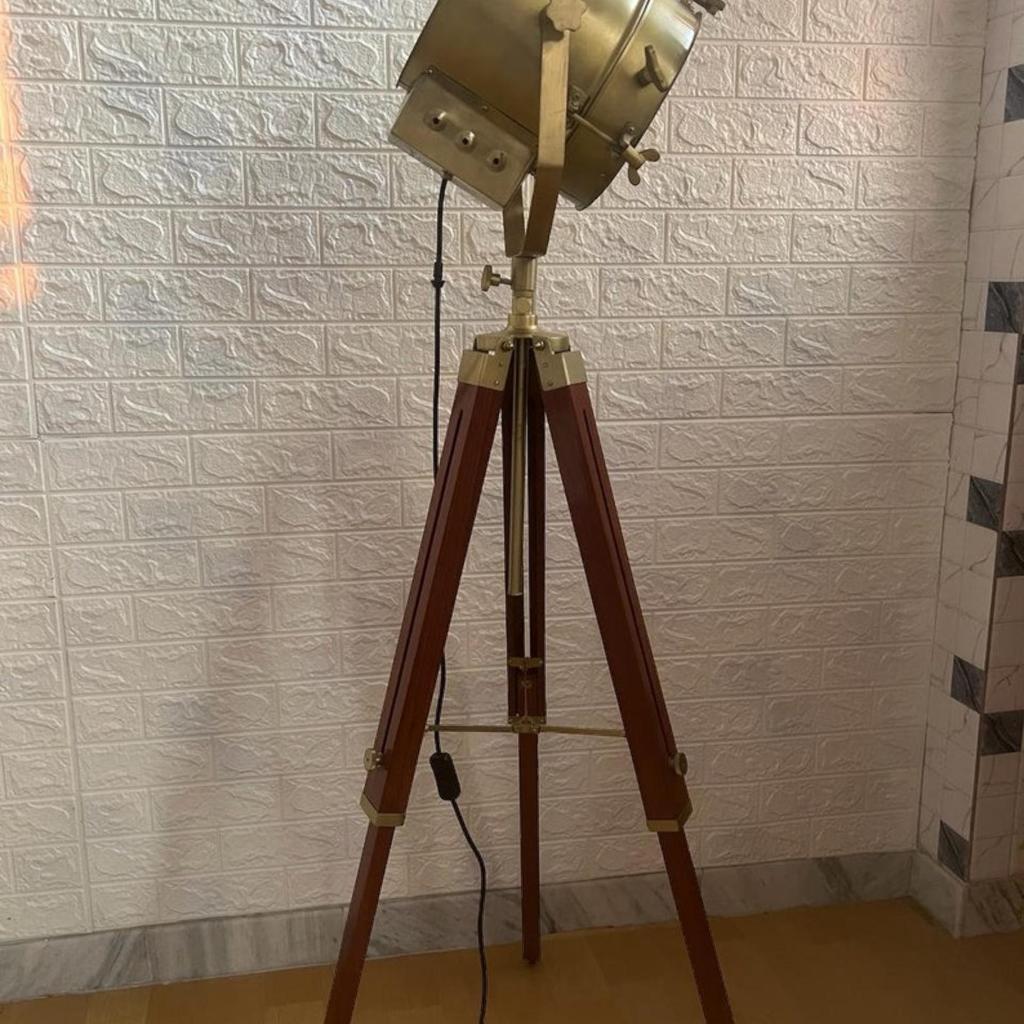 67-Zoll Nautische Stativ-Stehleuchte - Handgefertigter Chrom- und Holzsockel - Industrielles Maritimes Dekor