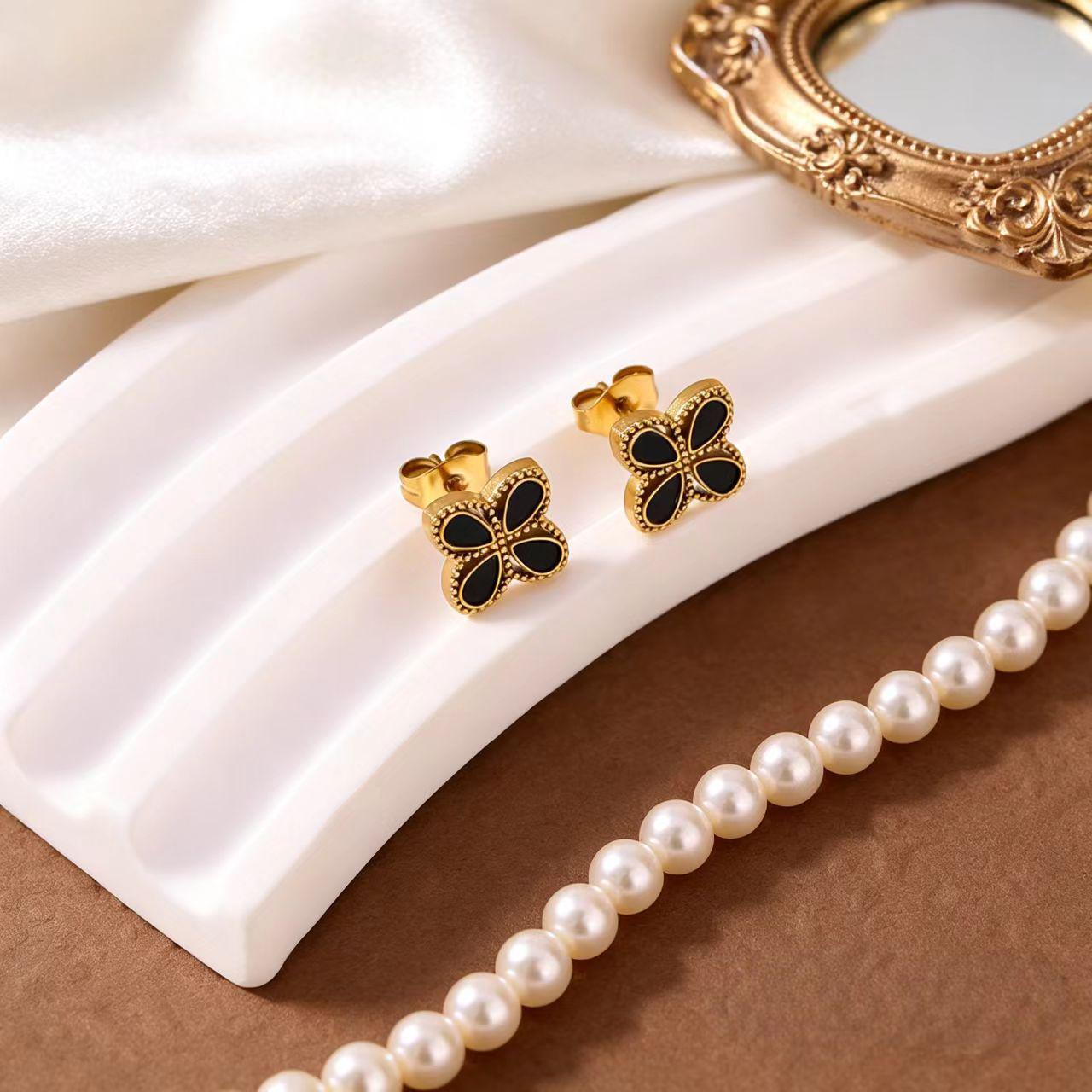 Simple Retro Four-Leaf Clover Stainless Steel Jewelry Set - Versatile Three-Piece Design 18K