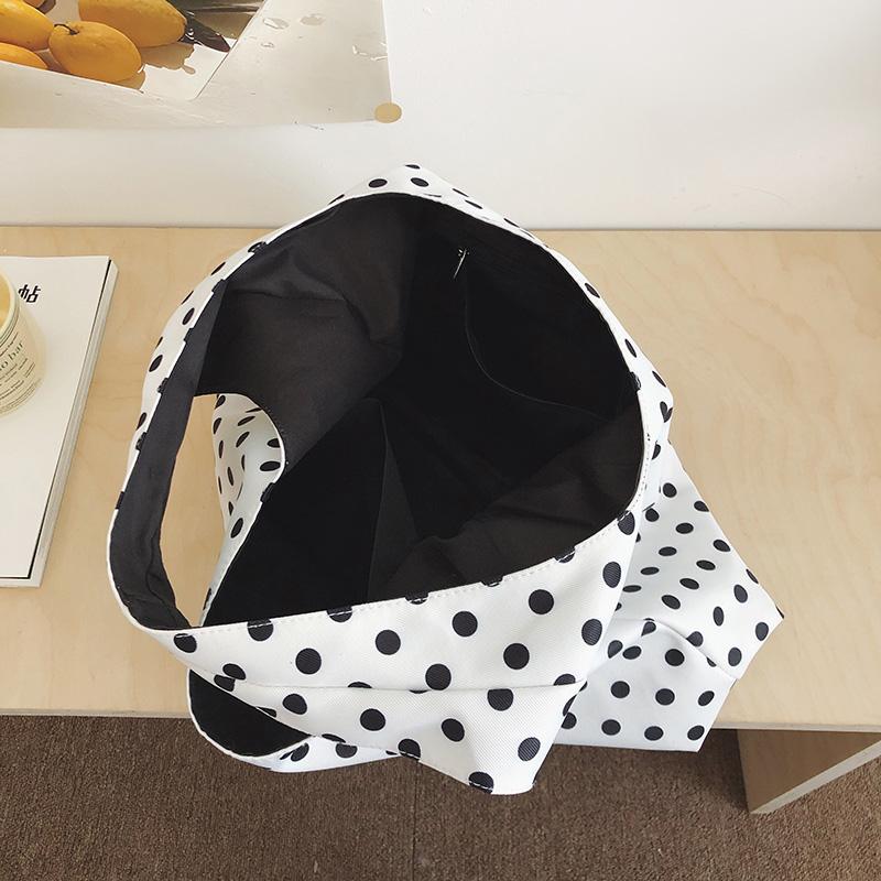 Velká taška Tote s puntíky a prostorným designem pro nákupy a každodenní použití