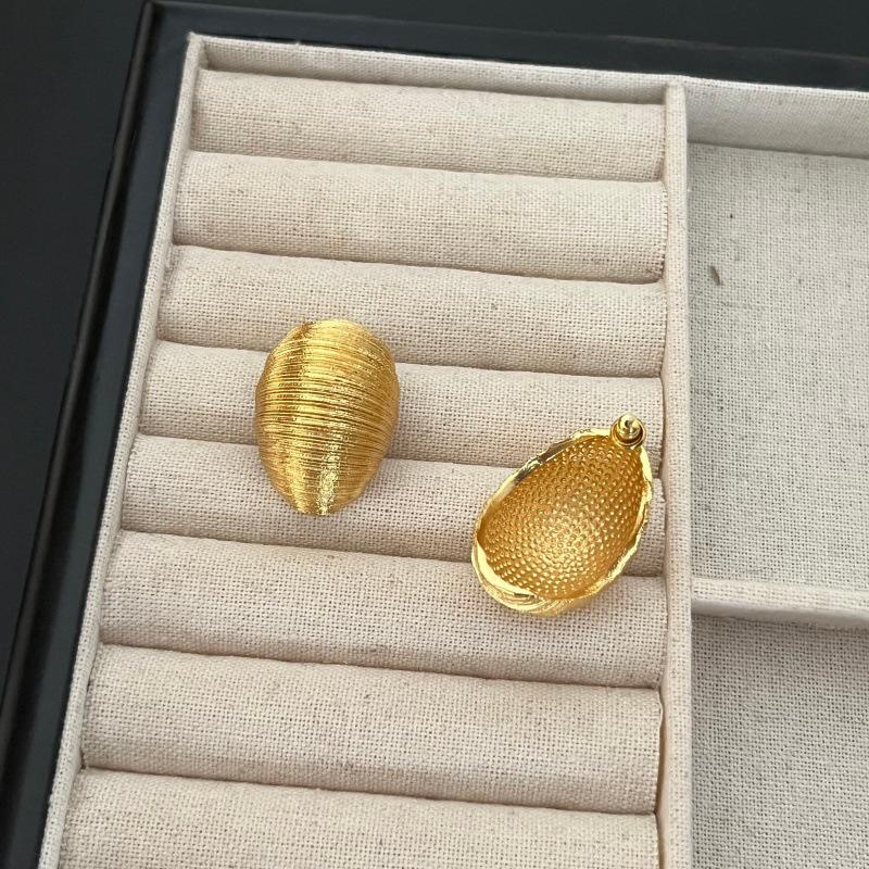 Retro Oval C-Shaped Wire Earrings - European & American Style, Chic & Versatile Design, Elegant Cold Fashion