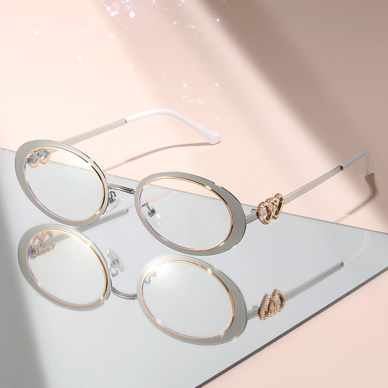 The new oval-shaped anti-blue light glasses feature a small metal frame with a heart-shaped decoration for daily wear