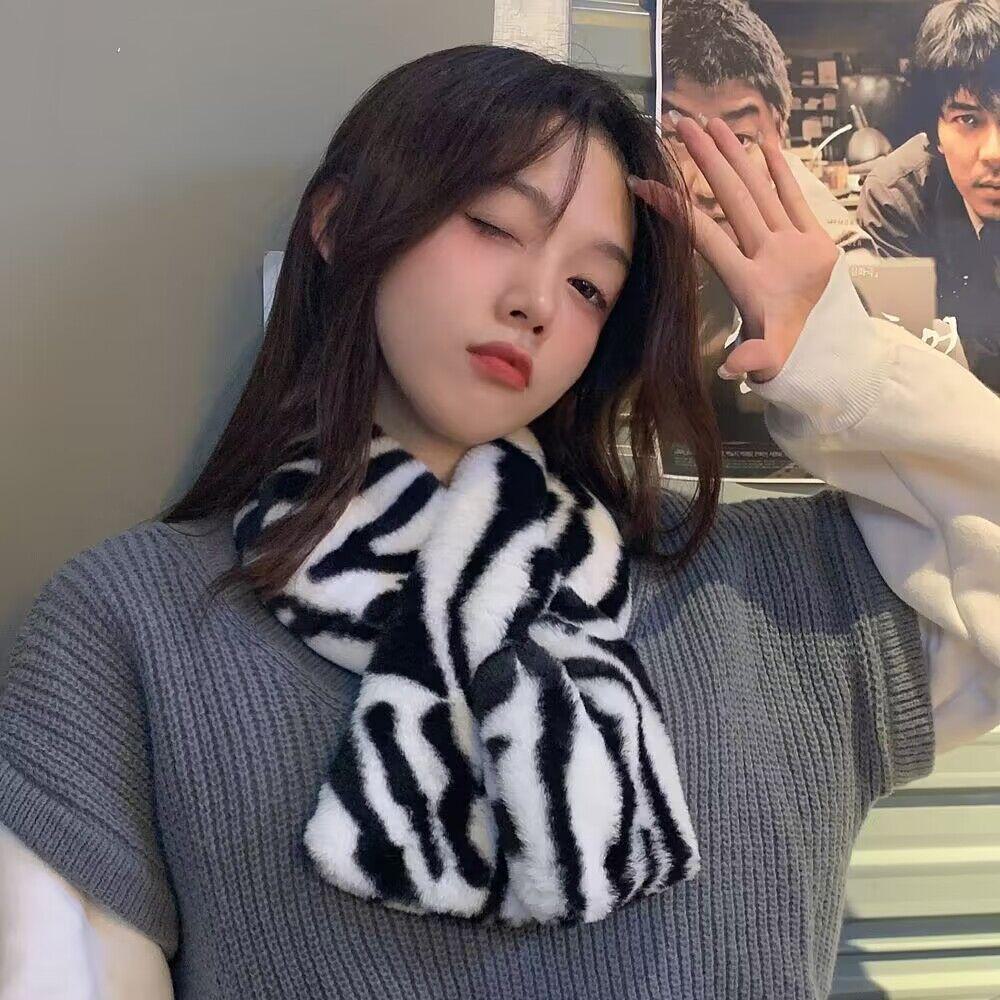 Elegant randig halsduk i fuskkaninpäls: Mjuk, Hudvänlig, Köldtålig och Varm för Kvinnor