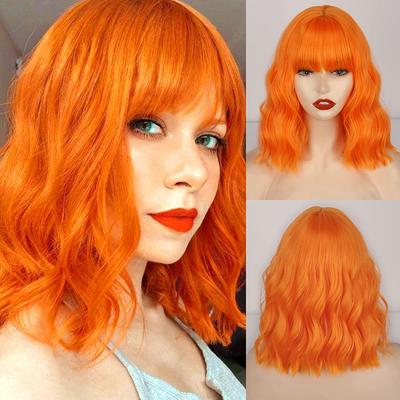 Krótkie pomarańczowe faliste peruki dla kobiet Pomarańczowa peruka do cosplay z grzywką Naturalne włókno syntetyczne Pomarańczowe peruki do ramion
