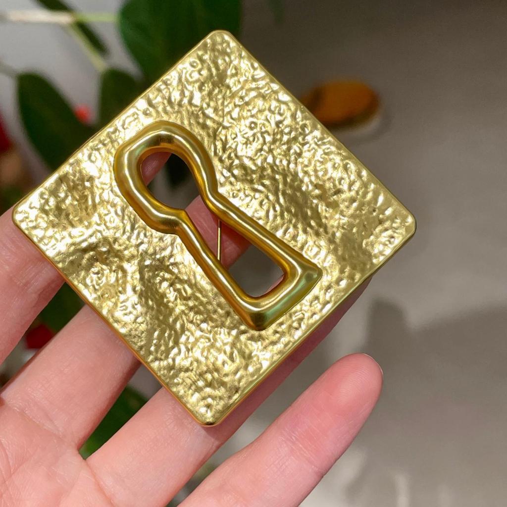 British Style Metal Eyeglasses Brooch - Unisex Retro Woolen Coat Accessory for Women