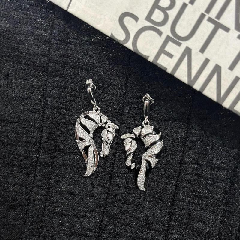 Luxury Ear Cuff Earrings: Unique, Trendy Design for Women 2024