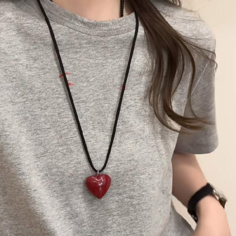 Fashionable Resin Heart Choker with Velvets Tie Adjustable Length Neckchain for Women Eye Catching Sweater Chain Jewelry
