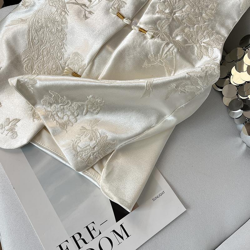 2025 Temperament High-end Vest Female Versatile Gentle Luxury Round Neck Buckle Embroidery