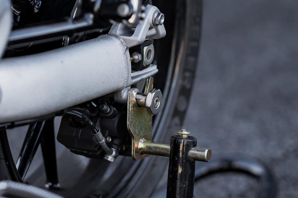 Motone MMU081 Bonneville Bobber Speedmaster Thruxton/R/RS 2 Piece Stainless Steel Stand Hook Bolt
