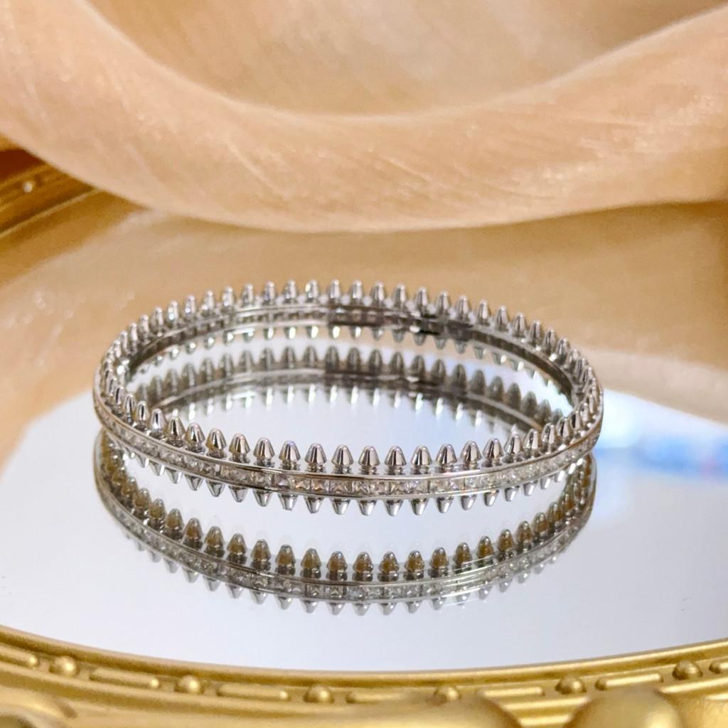 

Инкрустированная бриллиантами работа V Золотой материал Классический и модный стиль Изумруды и оникс Унисекс стили Могут носить как мужчины, так и женщины серебряный