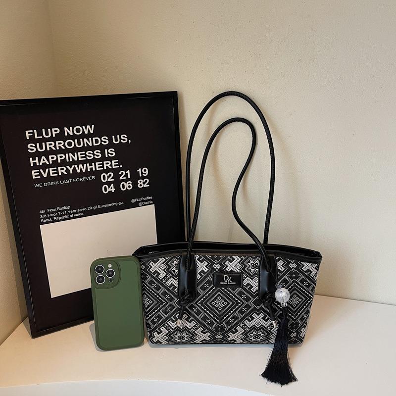 Niche Personalized Bag Women's Bag Large Capacity Armpit Bag New Fashion Simple Texture Women's Shoulder Bag