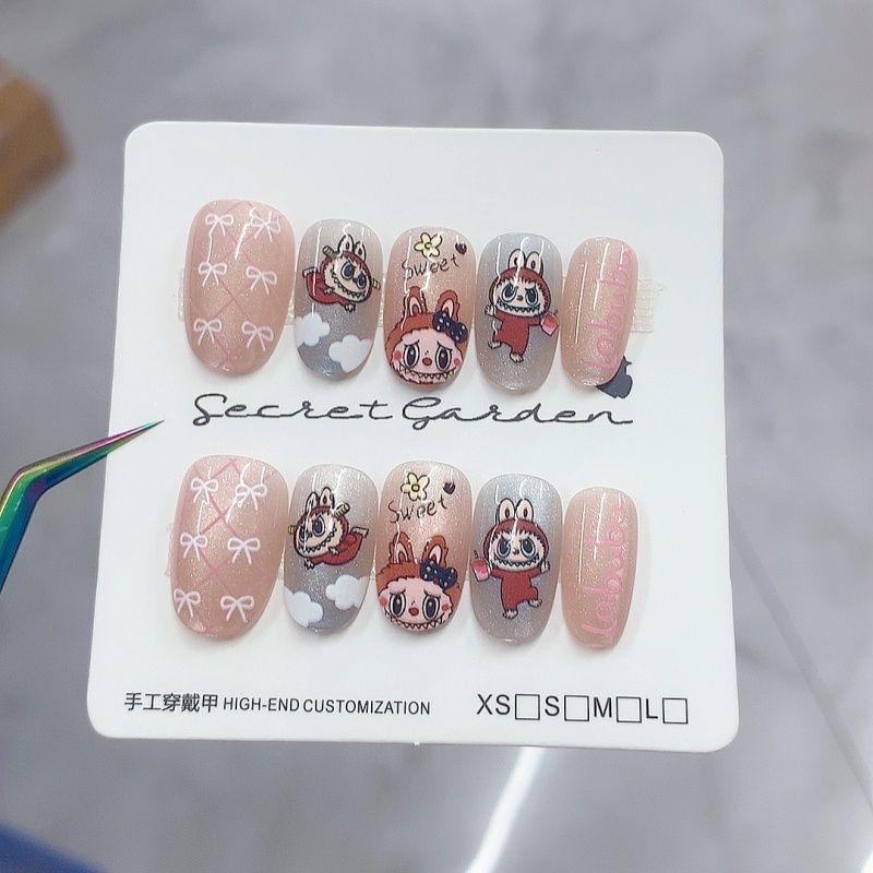 

Милый лак для ногтей «кошачий глаз» Лабубу, носящий броню, миндалевидный полуручной бант-облако, простой нюдовый цвет брони S