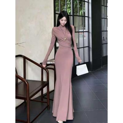 Robe longue sirène bordeaux à col roulé et manches longues, style formel, idéale pour le printemps.