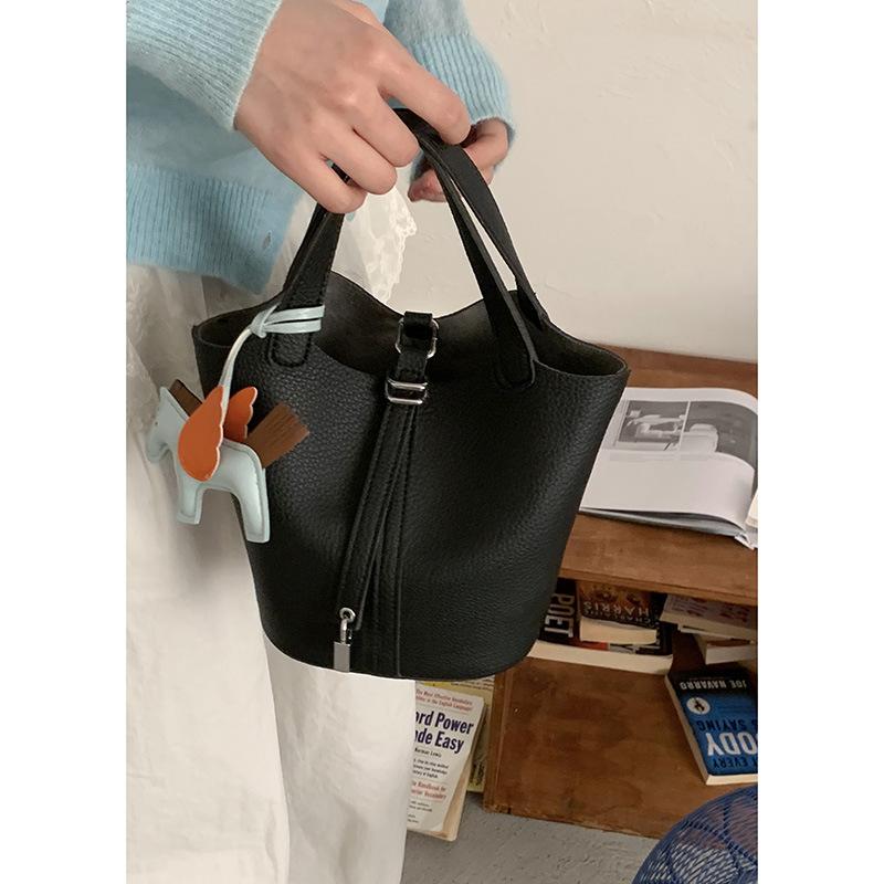 A Fresh and Simple Hand-held Vegetable Basket Bag, A Fashionable and Niche Bucket Bag, and A Versatile Crossbody Bag