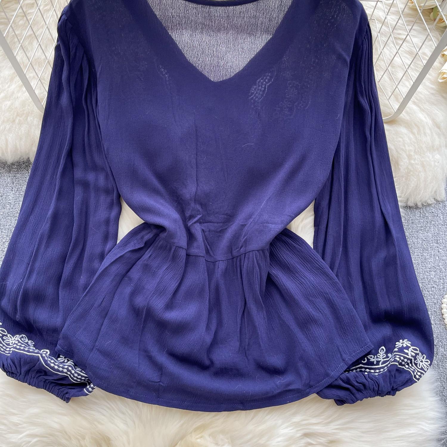 Весенняя свободная блузка с цветочной вышивкой — фото 17