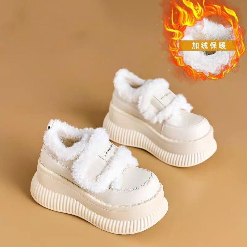 Maillard inner height-increasing snow boots shoes are popular in winter, and outer wear velvet and platform short boots are large cotton shoes.