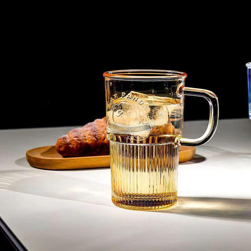 Glaswasserbecher mit Panda-Prägung und Henkel, Saftbecher, Haushaltskaffee- und Milchteebecher mit Deckel und Strohhalmbecher