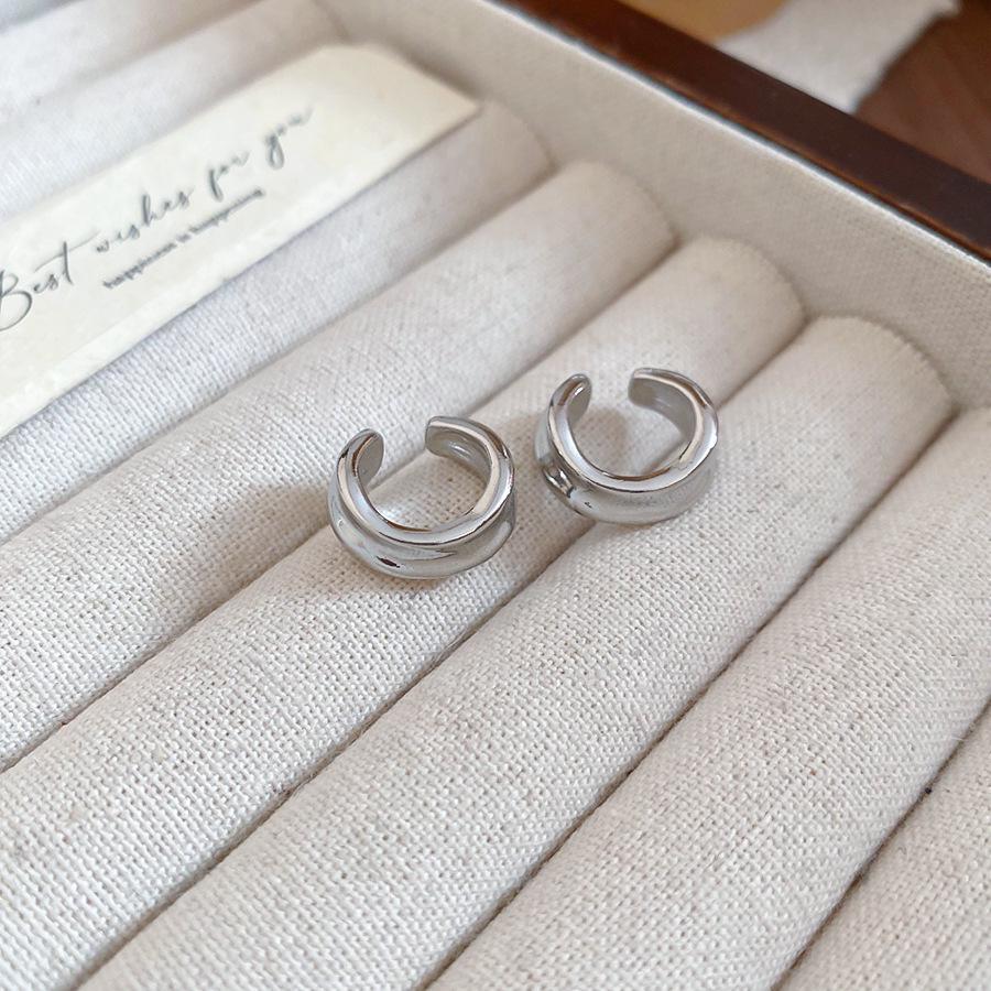 Metallic Round No-Piercing Ear Cuff: Simple, Fashionable, Light Luxury Earrings for Women