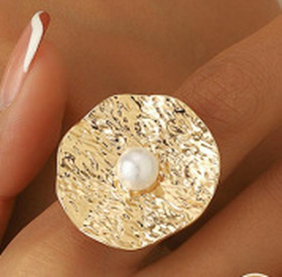 French Vintage Pearl & Metal Floral Ring: Elegant, Versatile Design