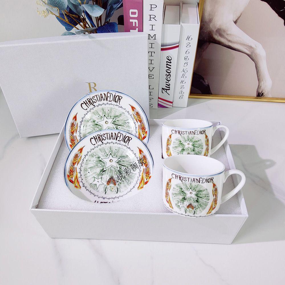 

Европейский набор из чашки и блюдца «Солнечная звезда»: Креативный подарочный набор из костяного фарфора для послеобеденного чая и кофе. 250 ml