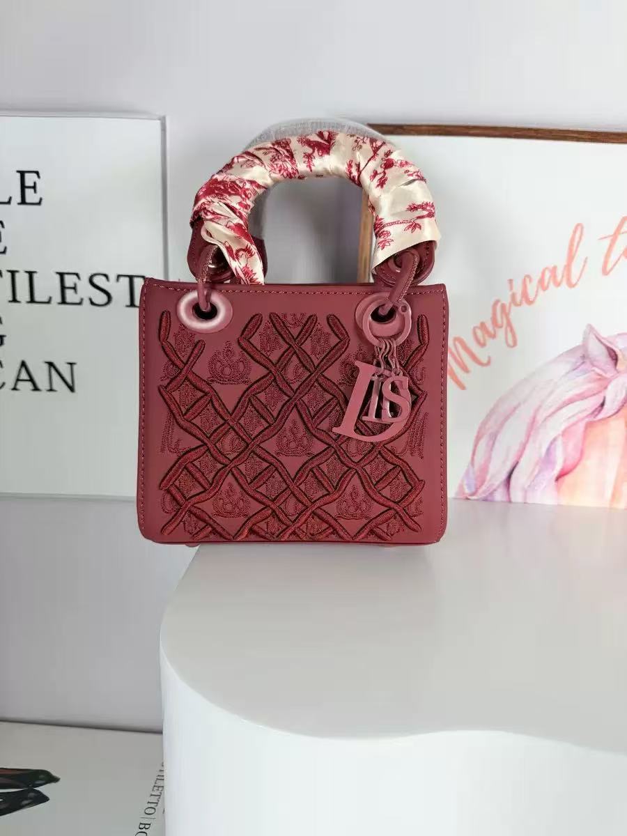 

Heavy industry embroidery diamond princess diana bag high sense messenger bag versatile fashion silk scarf shoulder handbag women s bag length 18 width 9 height 15cm бордовий