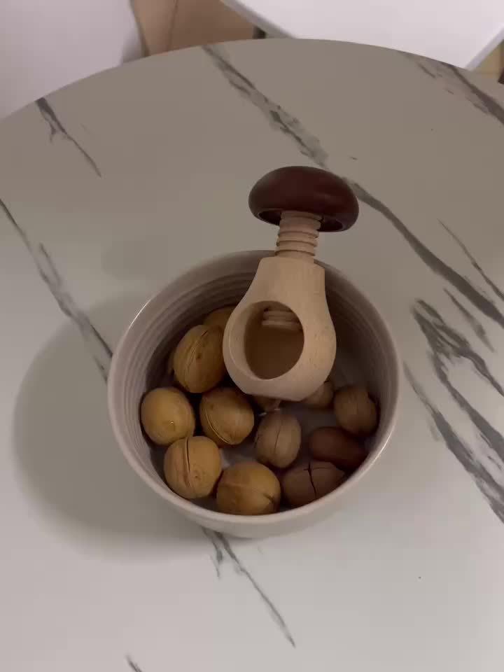 Naturligt Trä Nötknäckarverktyg Enkel Valnöt- & Torkad Fruktöppnare med Robust Handtag och Dekorativ Håldesign