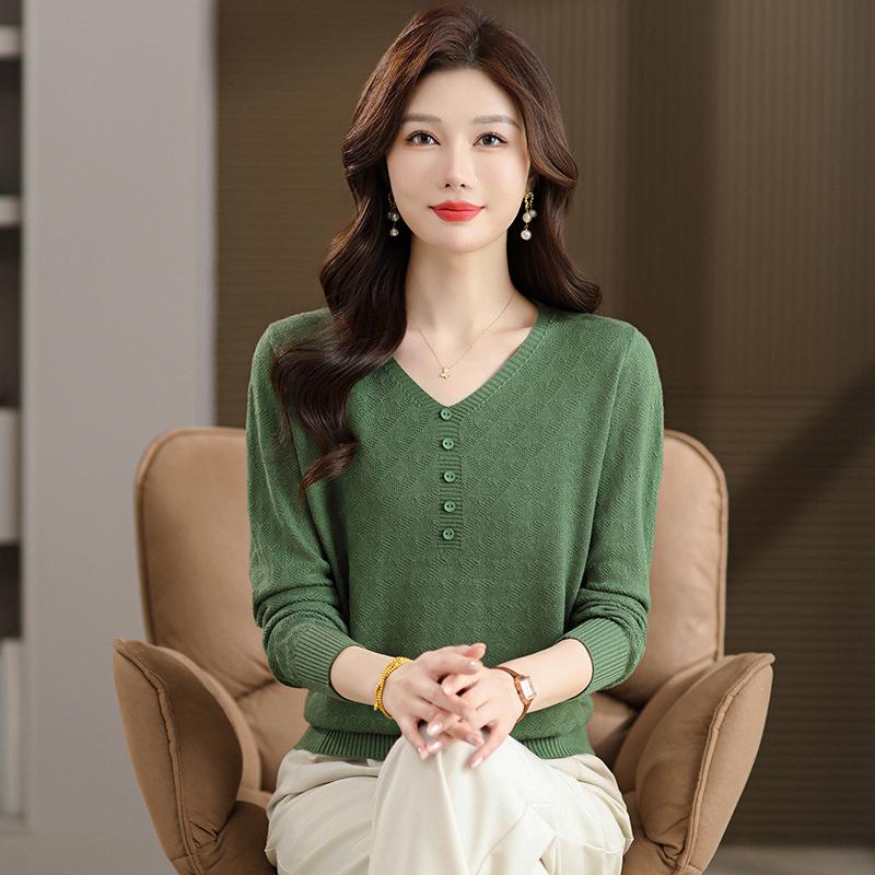 2025 Early Autumn Women's Korean V-neck Knitwear: Slimming Long Sleeve Solid Color Short Sweater