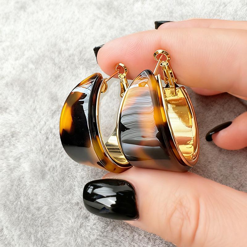 

European & American Resin Round Pendant Clip-On Retro Earrings - Fashionable & Versatile Design for a High-End Look