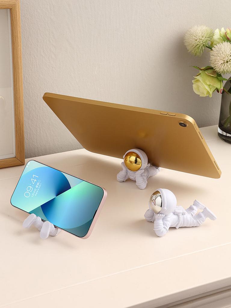 Cute Astronaut Mobile Phone Holder For iPhone Tablet Desktop Holder Universal Cell Phone Stand Home Decoration Ornament