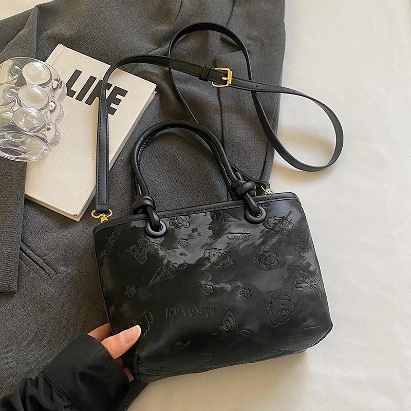 2025 new Korean version of casual niche fashionable embossed portable bucket bag girls commuting shopping versatile messenger bag