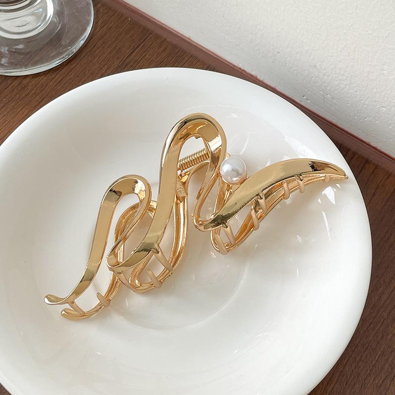 Fashion Metal Grab Clip Korean Large High-end Sense Hair Grab Retro Headwear Elegant Alloy Shark Clip Pearl Hairpin
