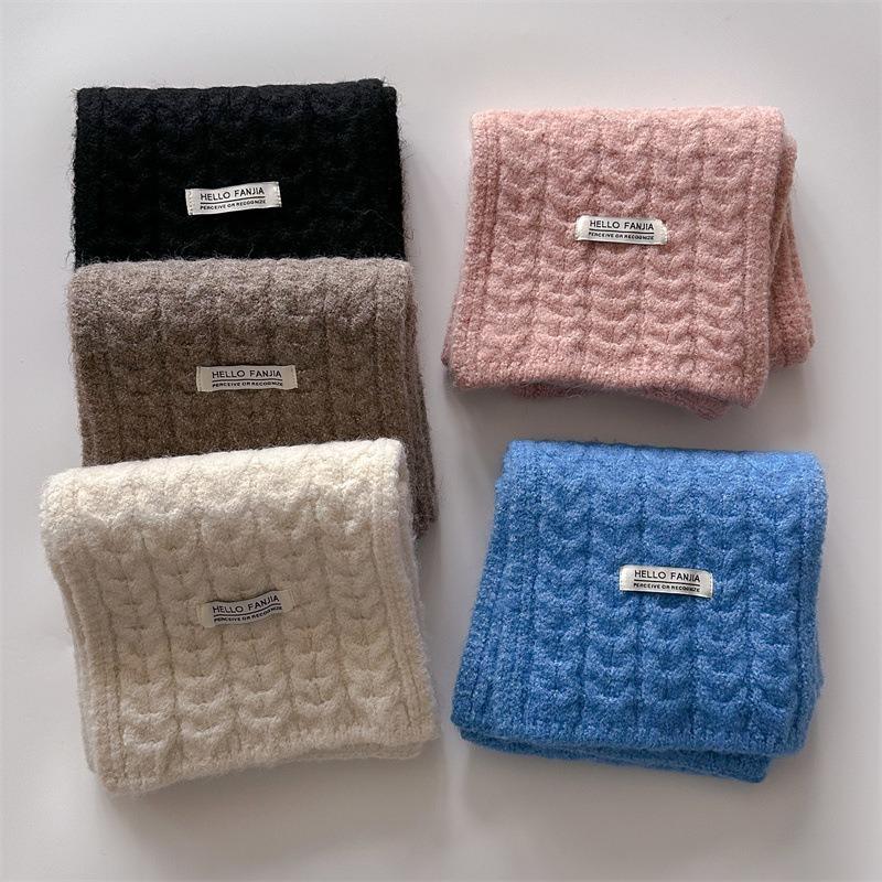 Small twist is a new scarf for women in autumn and winter. It is warm and versatile outside in winter. Solid color knitted neck protection scarf.