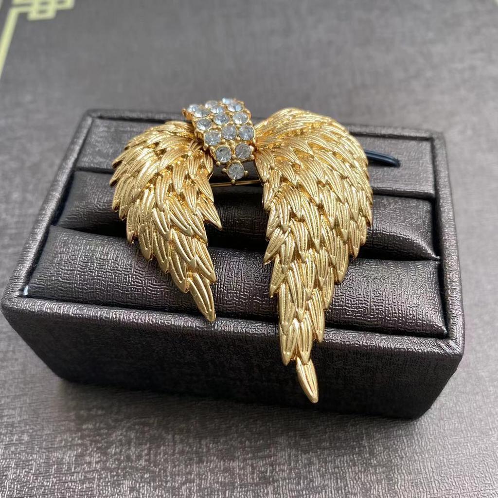 Elegant Gold-Plated Vintage Wing Brooch: Retro 3D Design for Suits and Coats