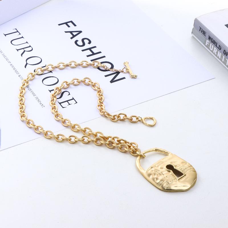 Vintage Art Style Gold Lock Buckle Pendant Jewelry High-Quality Heavy Industry Necklace Accessories Gift