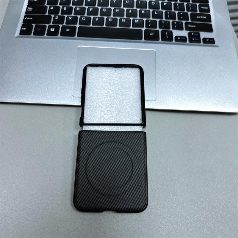 Ultradunne Magnetische Case van Koolstofvezel voor Samsung Z Flip7/Z Flip6 - Randloos, Valbestendige Bescherming