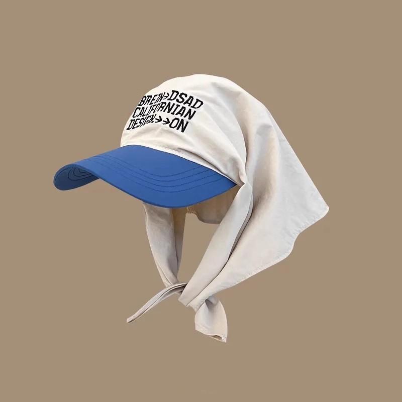 Cappello estivo con protezione solare, cinturino regolabile e motivo ricamato per attività all'aperto