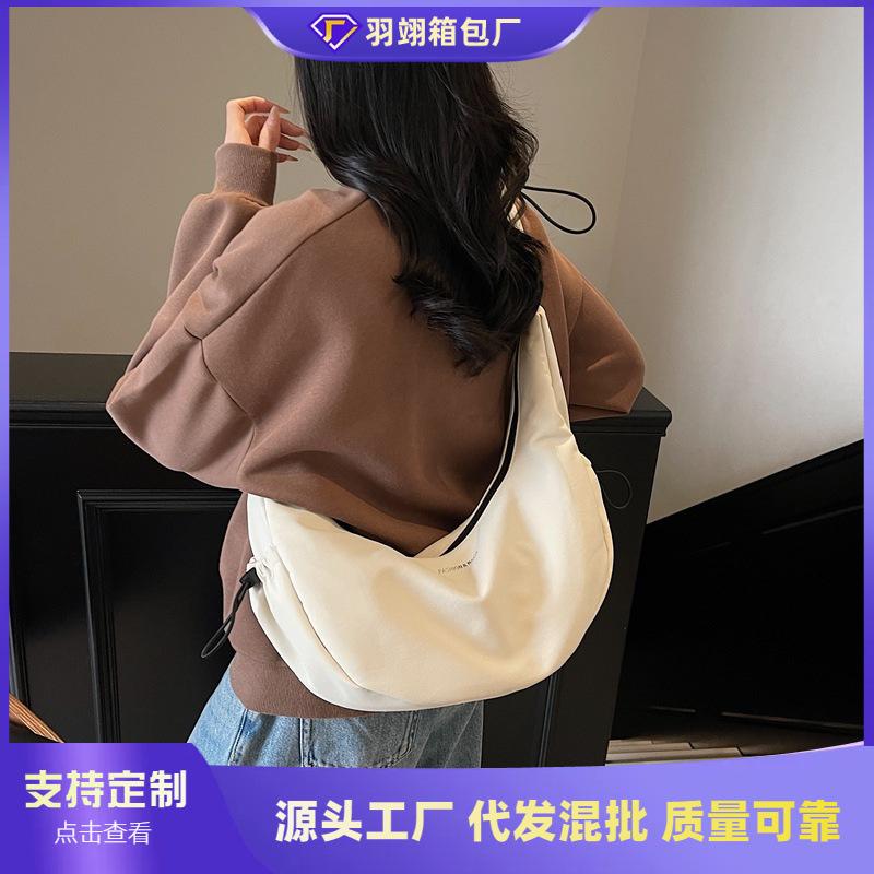 Lazy wind large capacity dumpling bag women's new versatile shoulder messenger bag niche leisure commuter bag