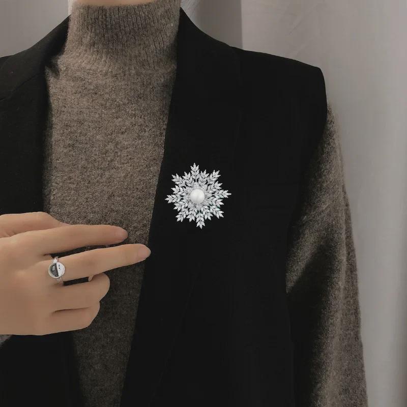 Luxurious South Korean Snowflake Brooch with Zircon Inlaid Diamonds – Elegant Corsage Pin for Suits and Coats.
