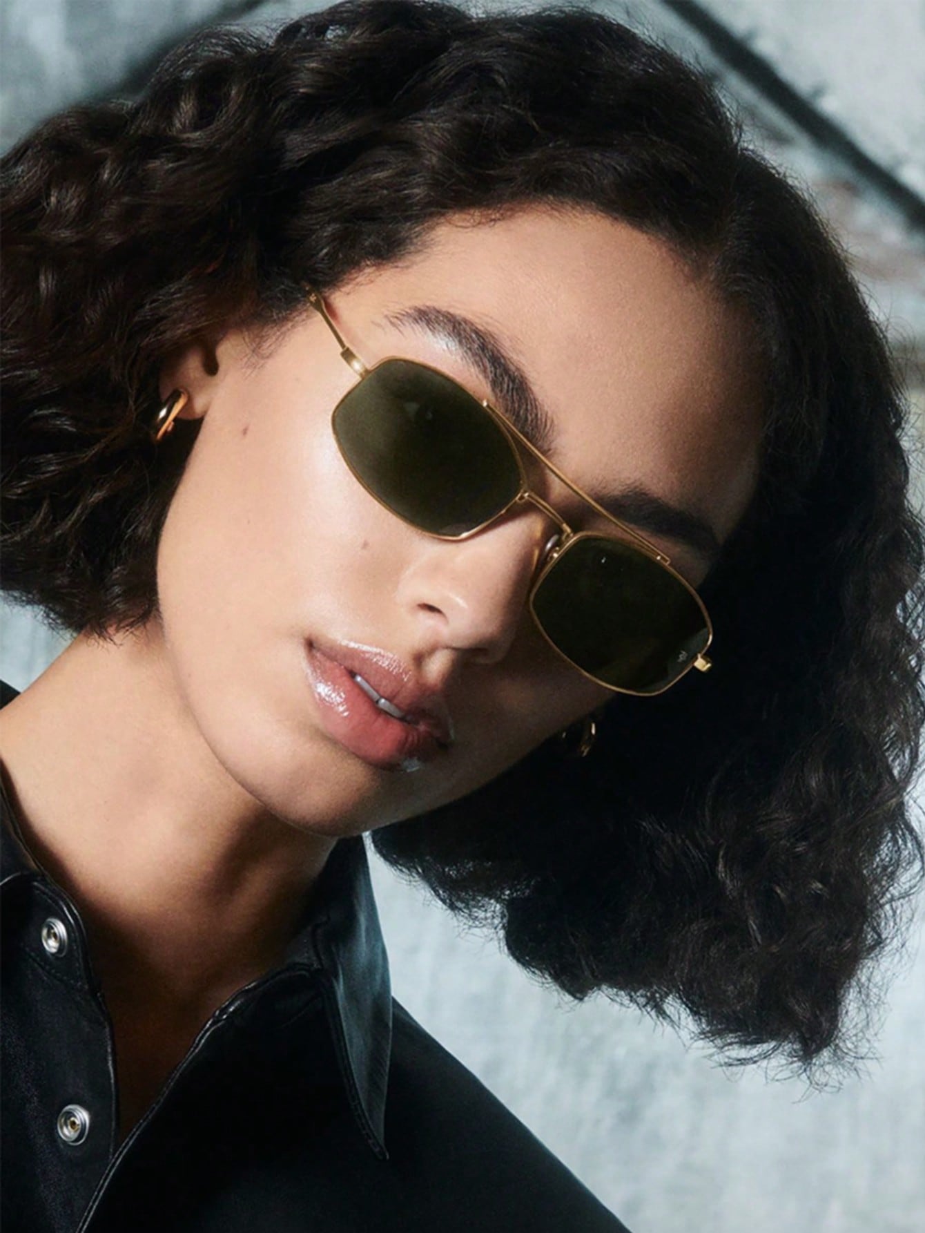 

A pair of women s narrow double-beam metal square-frame glasses with a unique, retro, trendy, and fashionable style, suitable fo зелёный